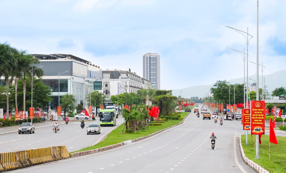 hồng kỳ, treo hàng nghìn pano trên các cầu vượt, đường cao tốc, trụ sở các cơ quan và khu vực trung tâm chào mừng sự kiện. hồng kỳ, treo hàng nghìn pano trên các cầu vượt, đường cao tốc, trụ sở các cơ quan và khu vực trung tâm chào mừng sự kiện.