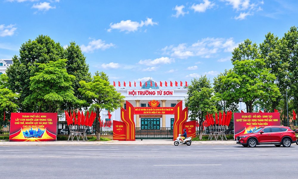 Phường Từ Sơn trang hoàng cảnh quan trước ngày hội lớn. Phường Từ Sơn trang hoàng cảnh quan trước ngày hội lớn.