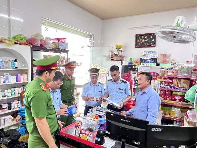 Lực lượng chức năng Hà Tĩnh kiểm tra hộ kinh doanh, phát hiện gần 150 bao thuốc lá nhập lậu. Lực lượng chức năng Hà Tĩnh kiểm tra hộ kinh doanh, phát hiện gần 150 bao thuốc lá nhập lậu.