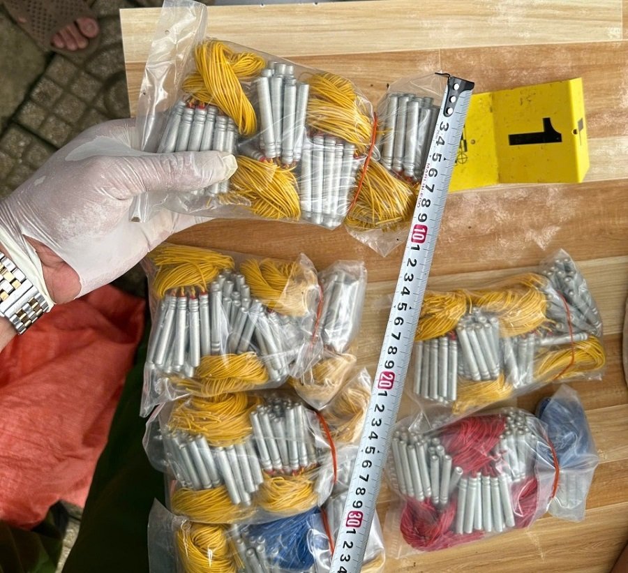 Lực lượng c&ocirc;ng an thu giữ 800 k&iacute;p nổ điện c&ugrave;ng nhiều tang vật li&ecirc;n quan