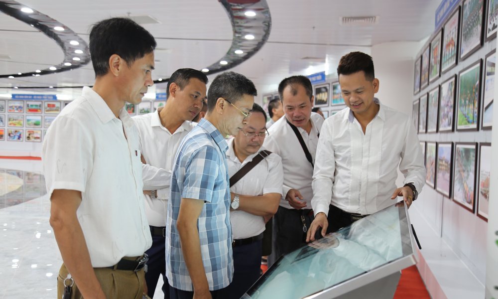 Kh&aacute;ch tham quan trải nghiệm qu&eacute;t m&atilde; QR xem ảnh tr&ecirc;n nền tảng số.