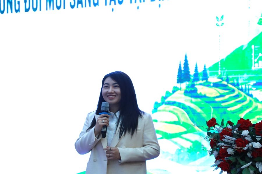 ThS. NCS. Trần Thị Huế - Giám đốc Công ty VBI Academy; Phó Ban đào tạo - Hiệp hội dữ liệu Quốc gia trình bày tại Hội nghị. ThS. NCS. Trần Thị Huế - Giám đốc Công ty VBI Academy; Phó Ban đào tạo - Hiệp hội dữ liệu Quốc gia trình bày tại Hội nghị.