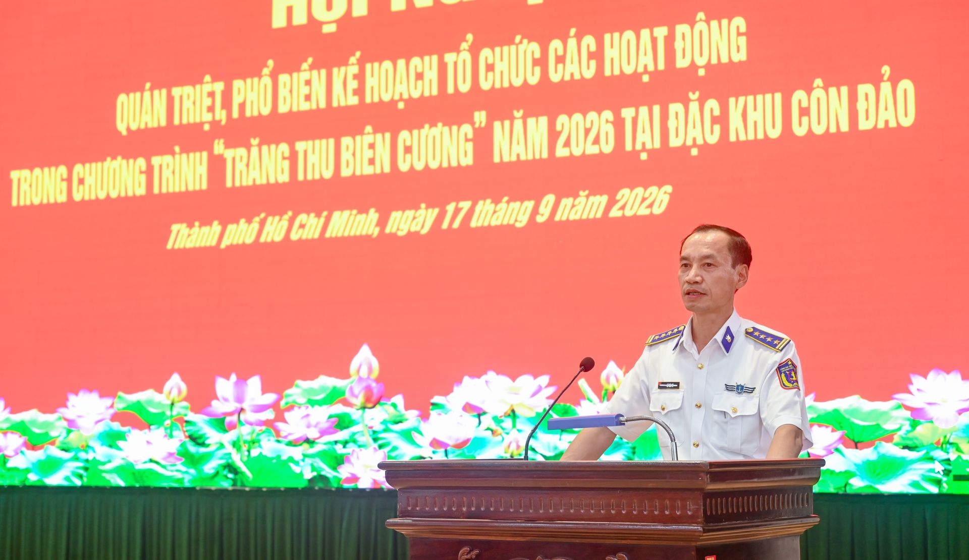 Đại tá Lê Văn Tú, Chính ủy Vùng Cảnh sát biển 3 phát biểu tại hội nghị. Đại tá Lê Văn Tú, Chính ủy Vùng Cảnh sát biển 3 phát biểu tại hội nghị.