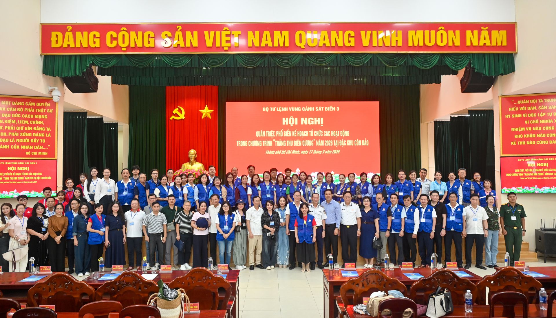 Các đại biểu tham gia hành trình “Trăng thu biên cương” năm 2026 chụp ảnh lưu niệm trước giờ khởi hành Các đại biểu tham gia hành trình “Trăng thu biên cương” năm 2026 chụp ảnh lưu niệm trước giờ khởi hành