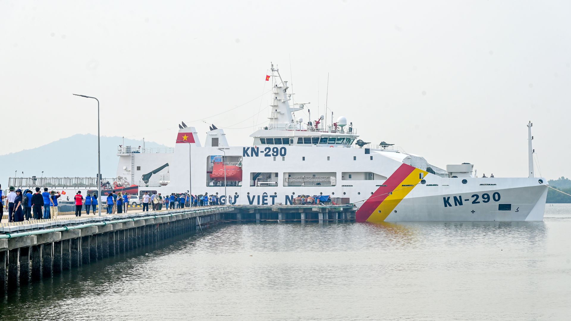Tàu KN-290 khởi hành đưa “Trăng thu biên cương” đến Côn Đảo. Tàu KN-290 khởi hành đưa “Trăng thu biên cương” đến Côn Đảo.