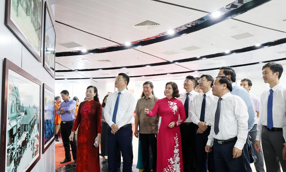 Đại biểu tham quan khu vực trưng b&agrave;y c&aacute;c t&aacute;c phẩm ảnh tại Triển l&atilde;m.