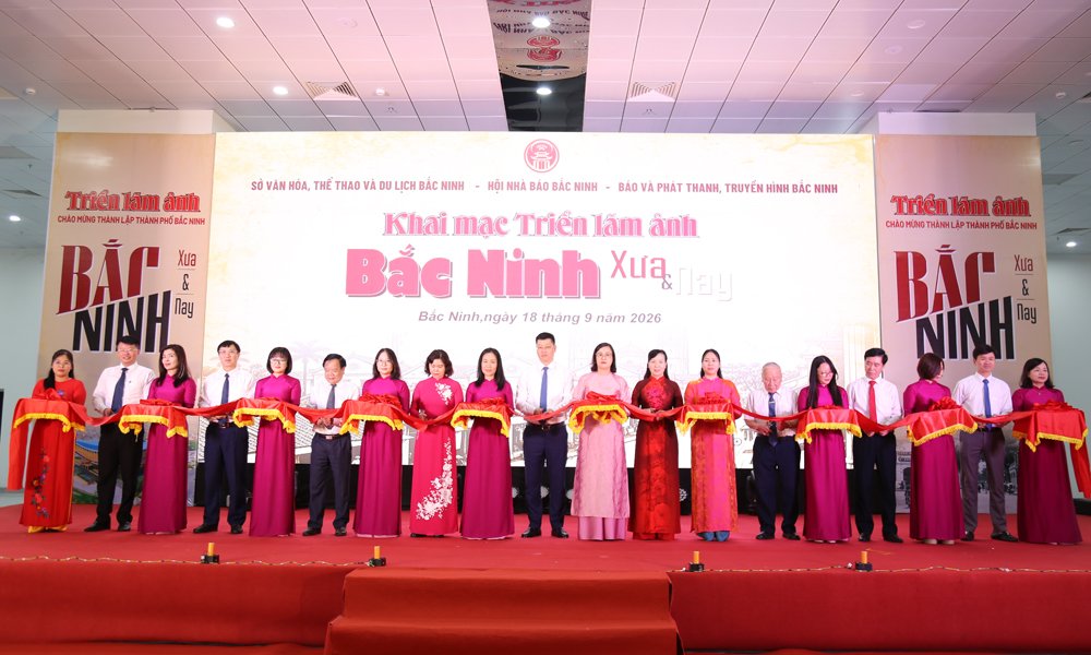 C&aacute;c đồng ch&iacute; l&atilde;nh đạo tỉnh v&agrave; đại biểu cắt băng khai mạc Triển l&atilde;m.