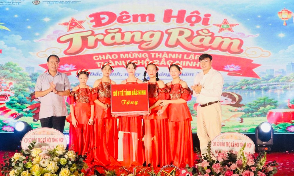 Lãnh đạo Sở Y tế (bên trái) tặng quà Cơ sở Bảo trợ xã hội tổng hợp tỉnh và các em thiếu nhi đang được chăm sóc, nuôi dưỡng tại đây. Lãnh đạo Sở Y tế (bên trái) tặng quà Cơ sở Bảo trợ xã hội tổng hợp tỉnh và các em thiếu nhi đang được chăm sóc, nuôi dưỡng tại đây.