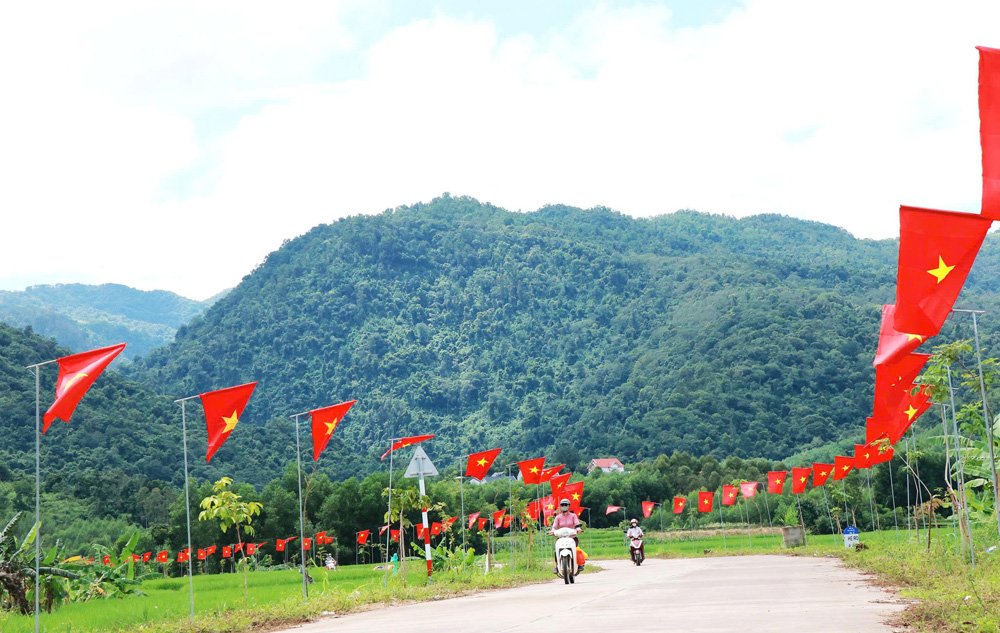 Cán bộ, đảng viên và Nhân dân thôn Biểng, xã An Lạc treo cờ Tổ quốc chào mừng sự kiện lịch sử. Cán bộ, đảng viên và Nhân dân thôn Biểng, xã An Lạc treo cờ Tổ quốc chào mừng sự kiện lịch sử.