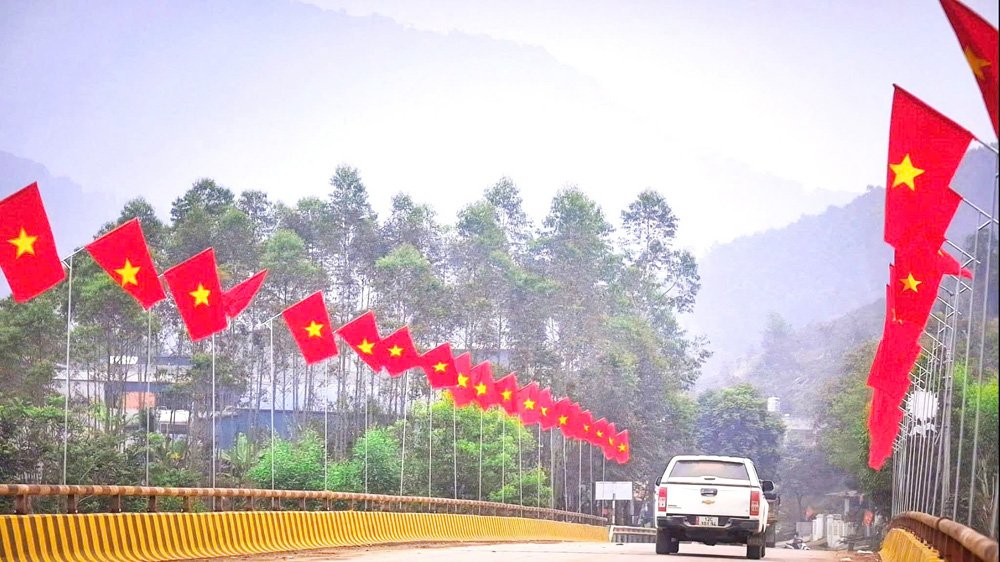Đỏ rực sắc cờ Tổ quốc trên tuyến đường thuộc địa bàn xã Sơn Động. Đỏ rực sắc cờ Tổ quốc trên tuyến đường thuộc địa bàn xã Sơn Động.