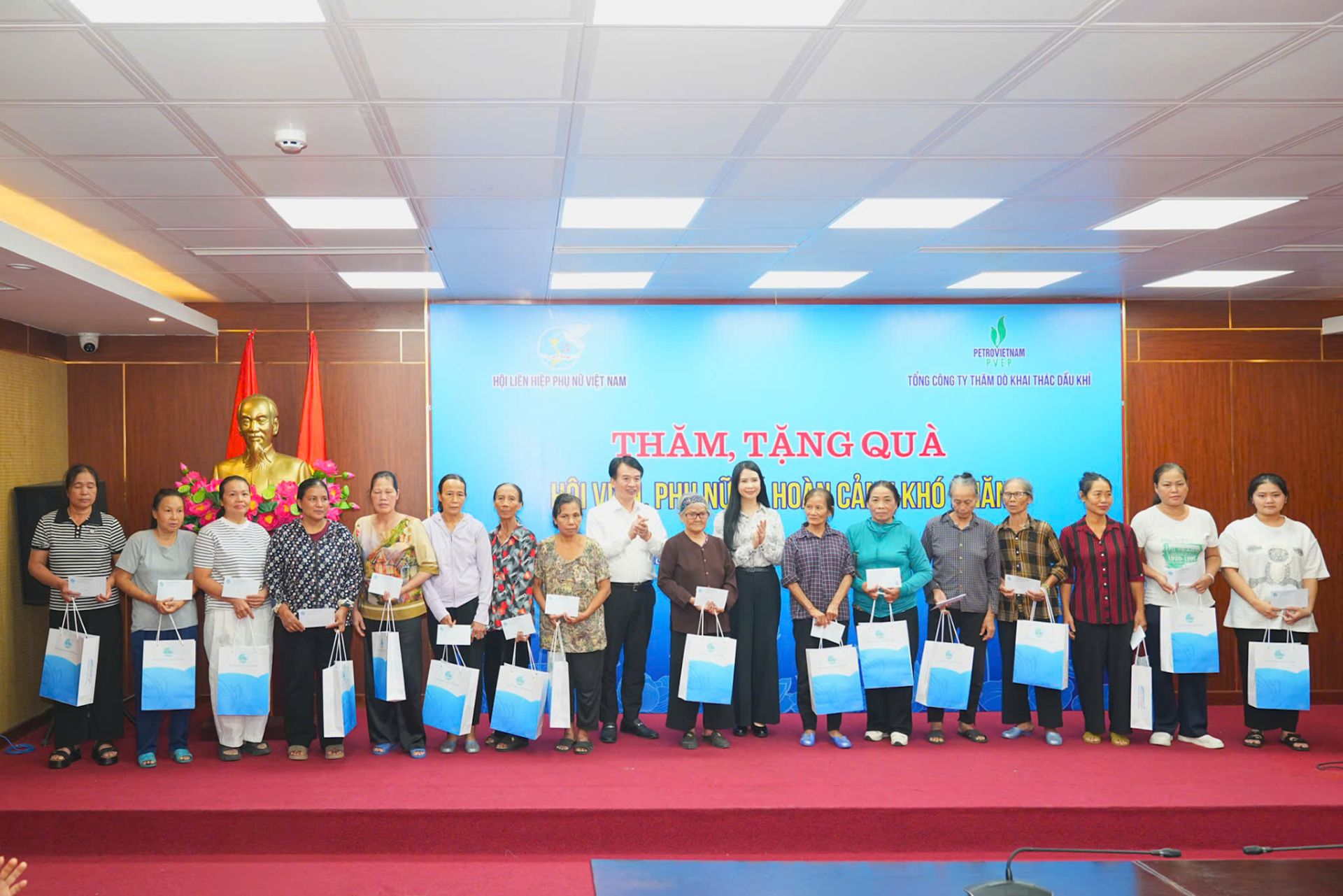 100 suất qu&agrave; được trao tặng hội vi&ecirc;n, phụ nữ c&oacute; ho&agrave;n cảnh kh&oacute; khăn tại 11 x&atilde;, phường, đặc khu khu vực bi&ecirc;n giới biển Hải Ph&ograve;ng.