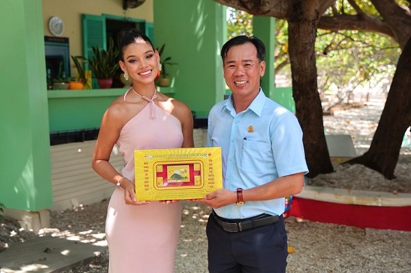 Đại diện C&ocirc;ng ty Yến s&agrave;o Kh&aacute;nh H&ograve;a giới thiệu v&agrave; tặng d&ograve;ng sản phẩm mới cho c&aacute;c Hoa hậu, &Aacute; hậu Thế giới 2026
