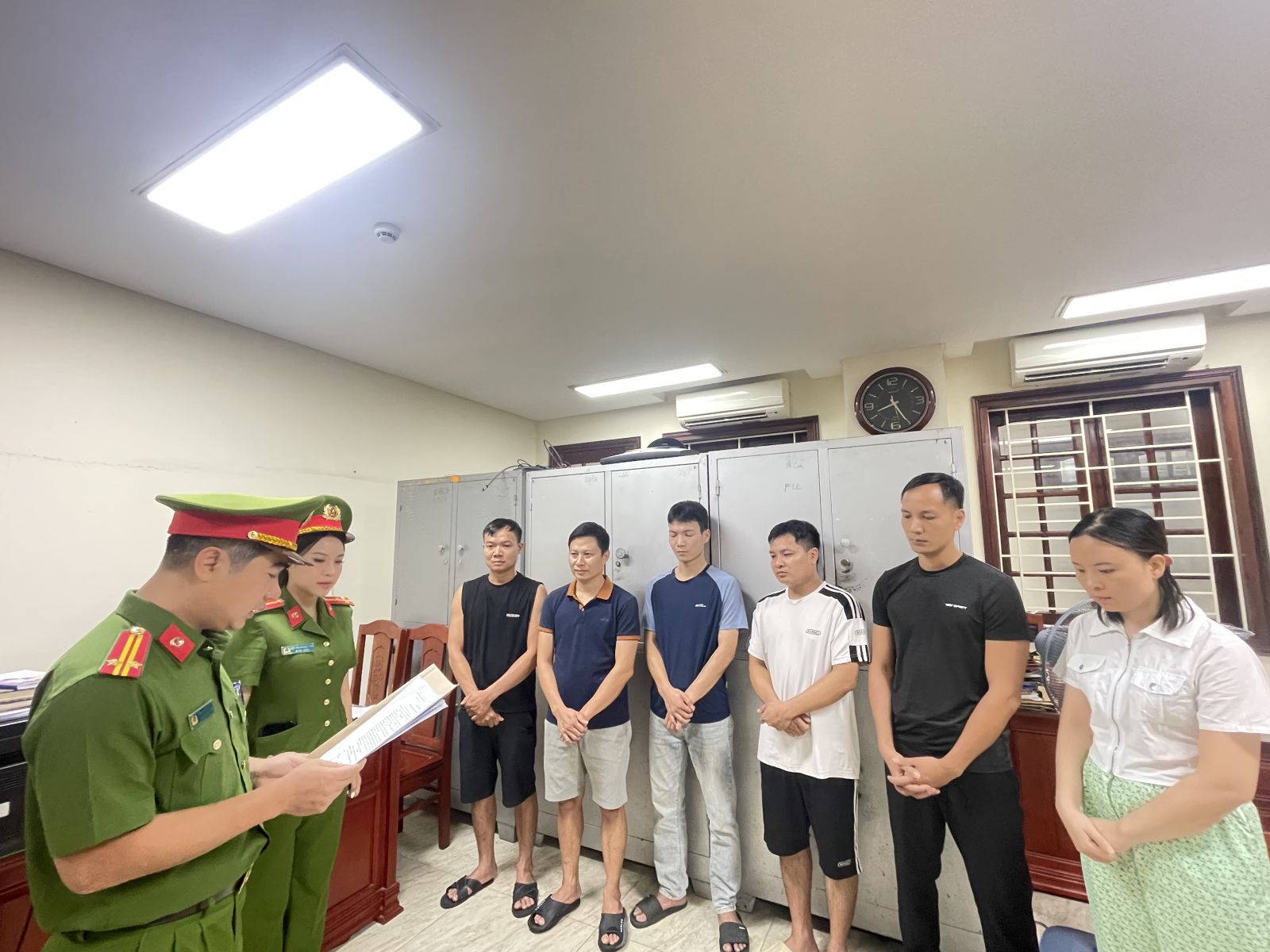 Cơ quan Cảnh s&aacute;t điều tra C&ocirc;ng an tỉnh Thanh Ho&aacute; tống đạt quyết định khởi tố đối với c&aacute;c đối tượng li&ecirc;n quan. Ảnh: C&ocirc;ng an tỉnh Thanh H&oacute;a