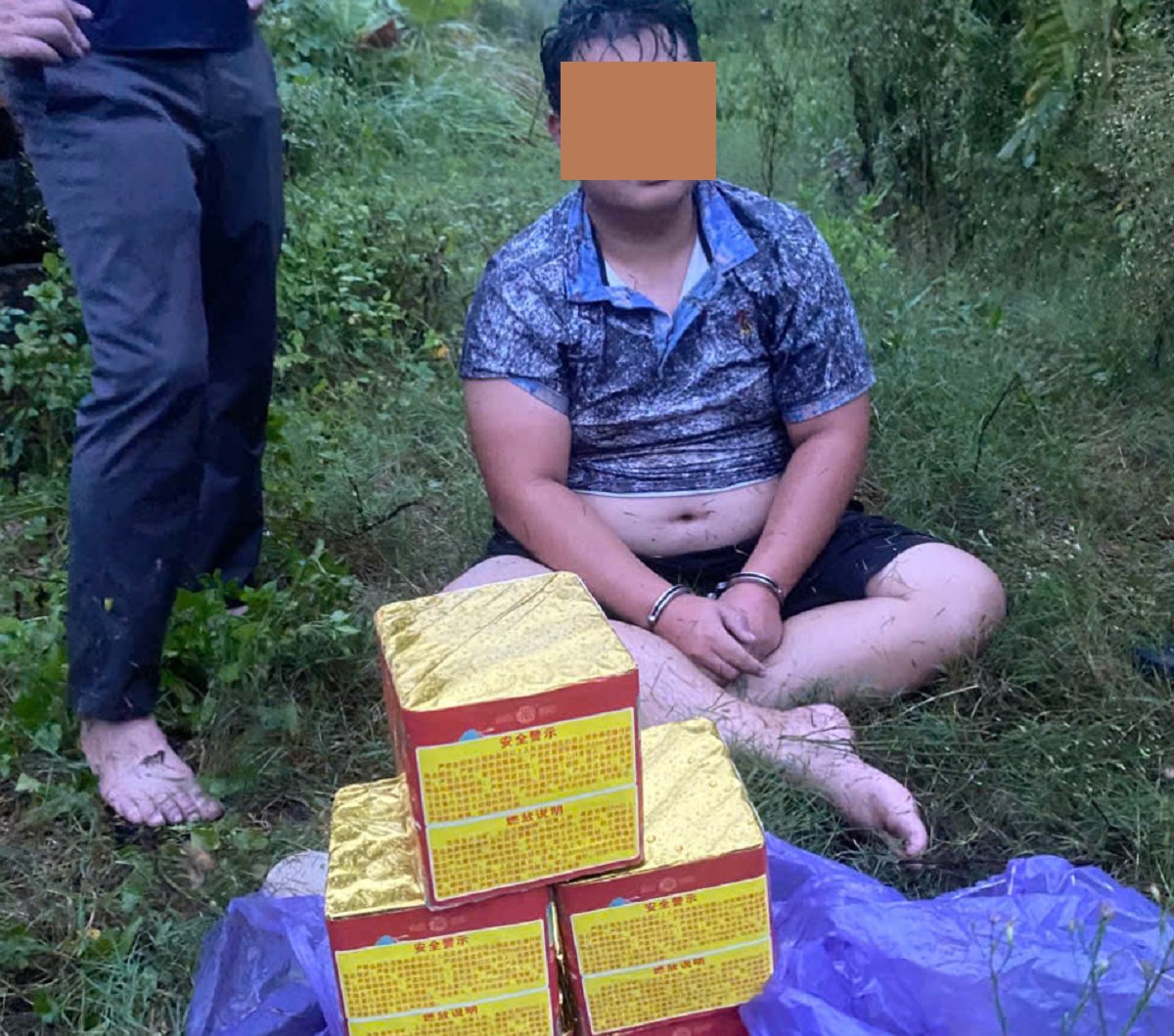 (Ảnh: Đối tượng Phạm Quang Linh c&ugrave;ng tang vật tại cơ quan c&ocirc;ng an).