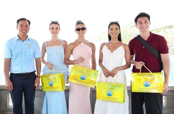 Đại diện C&ocirc;ng ty Yến s&agrave;o Kh&aacute;nh H&ograve;a tặng qu&agrave; l&agrave; d&ograve;ng sản phẩm mới cho c&aacute;c Hoa hậu, &Aacute; hậu Thế giới 2026