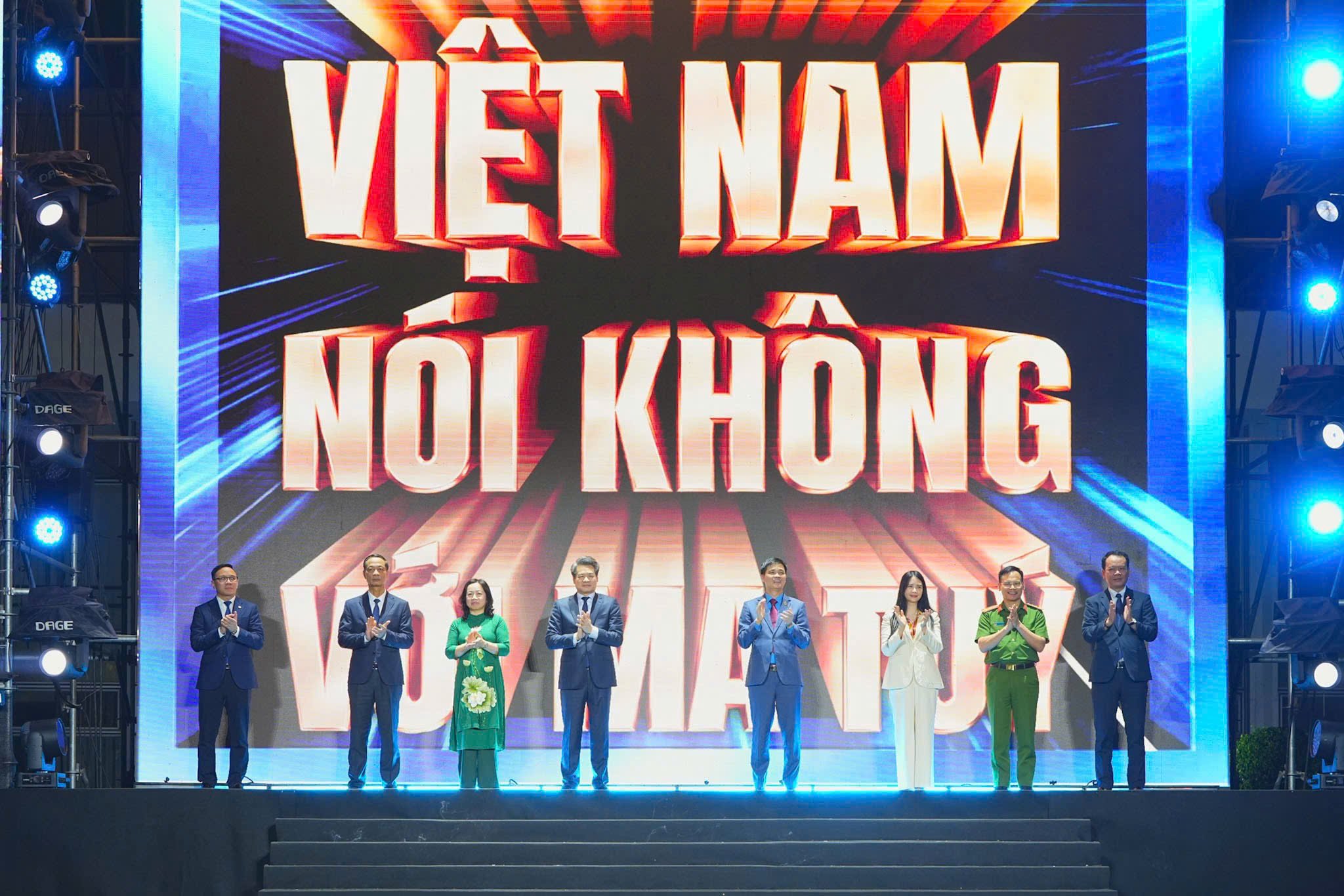 C&aacute;c đại biểu thực hiện nghi thức khởi động chiến dịch &ldquo;C&ocirc;ng nh&acirc;n lao động n&oacute;i kh&ocirc;ng với ma t&uacute;y&rdquo;.