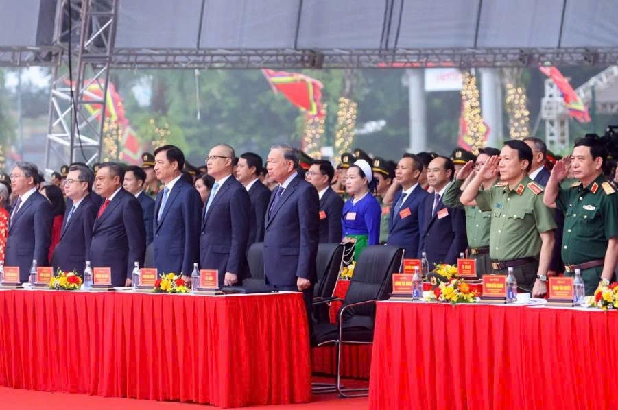 Nghi lễ ch&agrave;o cờ được tổ chức trang trọng với sự tham dự của Tổng B&iacute; thư, Chủ tịch nước T&ocirc; L&acirc;m c&ugrave;ng c&aacute;c đại biểu.