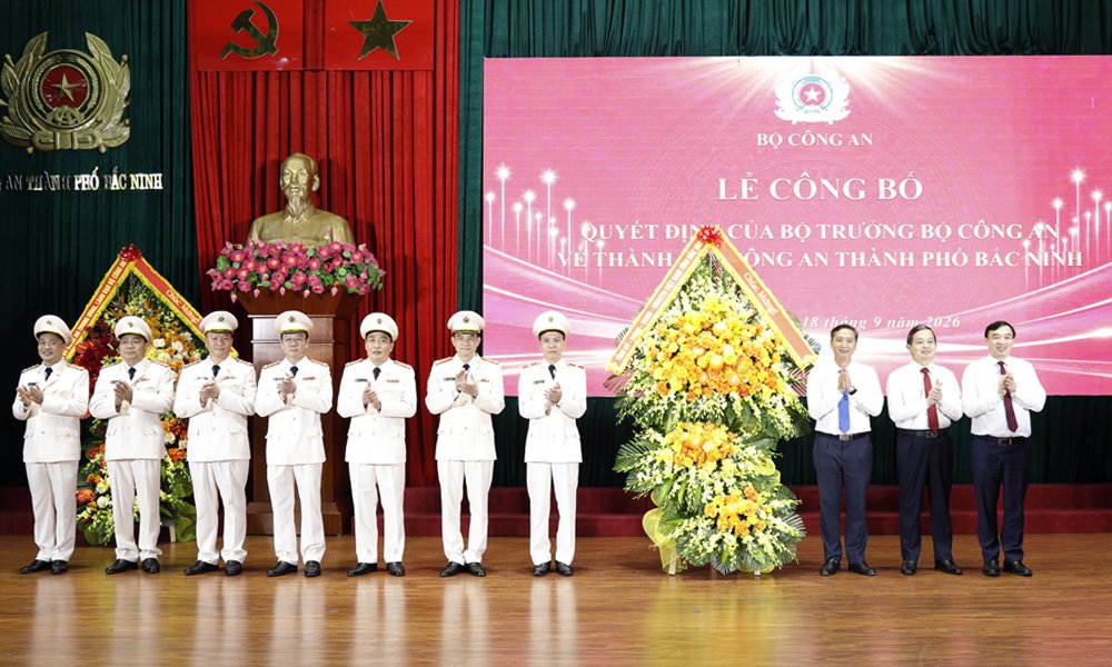 Các đồng chí lãnh đạo tỉnh Bắc Ninh tặng hoa chúc mừng lực lượng công an nhân dân Bắc Ninh. Các đồng chí lãnh đạo tỉnh Bắc Ninh tặng hoa chúc mừng lực lượng công an nhân dân Bắc Ninh.