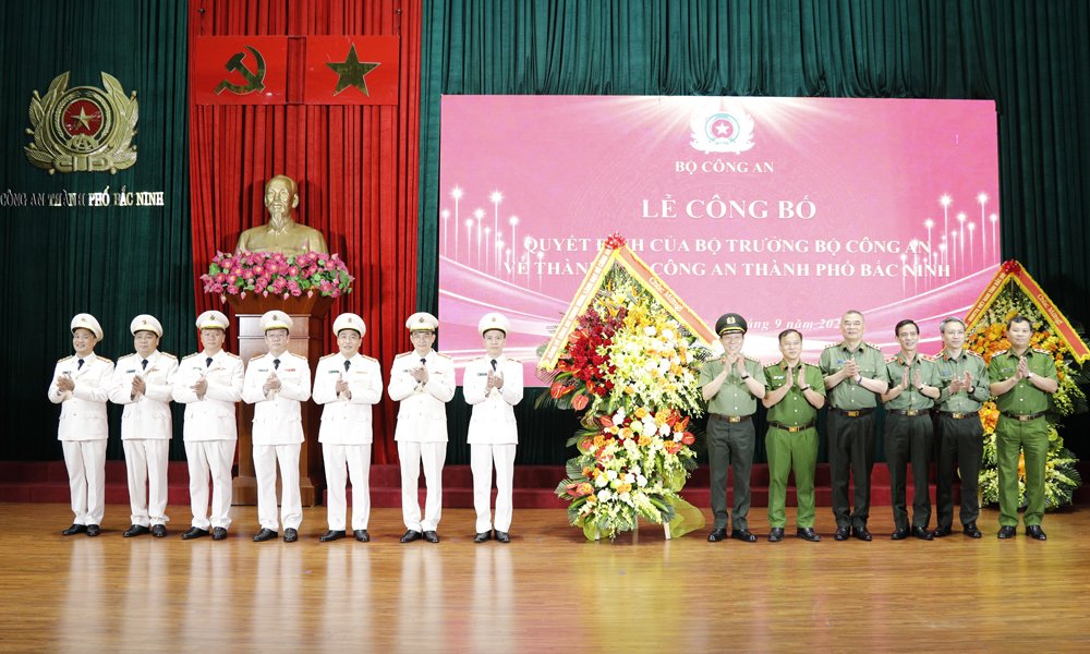 Đại tướng Lương Tam Quang và các đại biểu tặng hoa chúc mừng lực lượng công an nhân dân Bắc Ninh. Đại tướng Lương Tam Quang và các đại biểu tặng hoa chúc mừng lực lượng công an nhân dân Bắc Ninh.