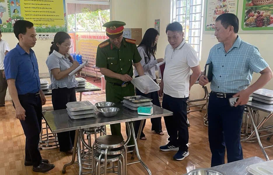 C&ocirc;ng an TP Hải Ph&ograve;ng tăng cường kiểm tra, kiểm so&aacute;t thực phẩm nhằm bảo đảm an to&agrave;n bữa ăn học đường. (Ảnh: C&ocirc;ng an Hải Ph&ograve;ng)