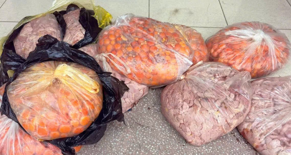 24 kg trứng g&agrave; non kh&ocirc;ng c&oacute; h&oacute;a đơn, chứng từ, c&oacute; dấu hiệu hư hỏng được lực lượng chức năng ph&aacute;t hiện tại khu vực bi&ecirc;n giới L&agrave;o Cai. (Ảnh: B&aacute;o L&agrave;o Cai)