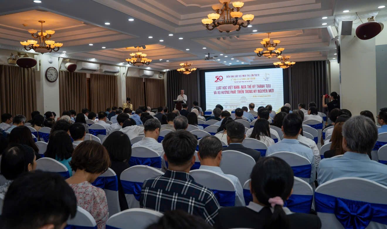 Diễn đ&agrave;n Luật học M&ugrave;a Thu lần thứ S&aacute;u năm 2026 quy tụ c&aacute;c chuy&ecirc;n gia, nh&agrave; khoa học, nh&agrave; quản l&yacute; v&agrave; những người hoạt động trong lĩnh vực ph&aacute;p luật.