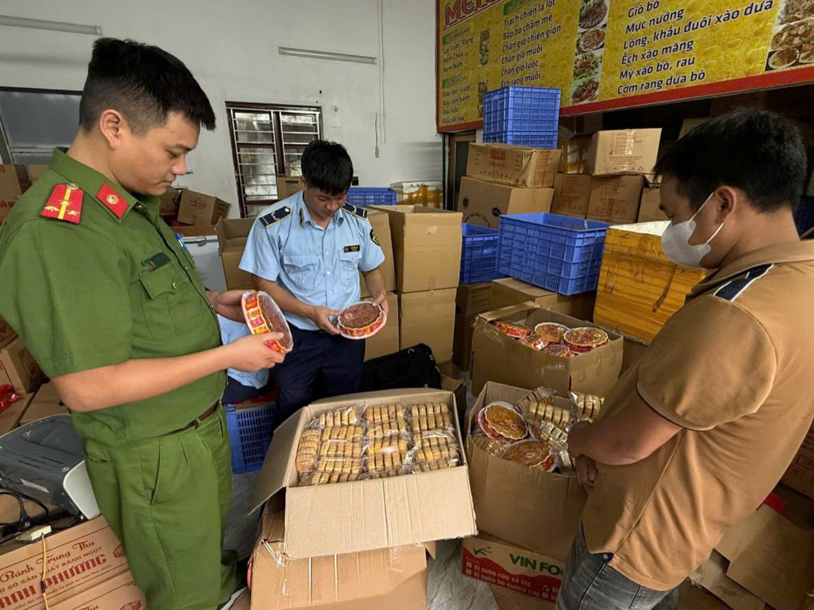 Lực lượng chức năng kiểm tra số bánh Trung thu không có giấy tờ chứng minh nguồn gốc, xuất xứ tại Hộ kinh doanh Hằng Đại, phường Liêm Tuyền, tỉnh Ninh Bình. (Ảnh: Công an tỉnh Ninh Bình) Lực lượng chức năng kiểm tra số bánh Trung thu không có giấy tờ chứng minh nguồn gốc, xuất xứ tại Hộ kinh doanh Hằng Đại, phường Liêm Tuyền, tỉnh Ninh Bình. (Ảnh: Công an tỉnh Ninh Bình)