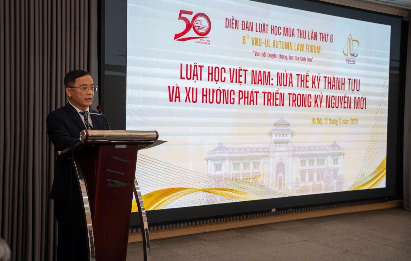 PGS.TS Nguyễn Tiến Vinh, Hiệu trưởng Trường Đại học Luật, ĐHQGHN ph&aacute;t biểu tại Diễn đ&agrave;n Luật học M&ugrave;a Thu lần thứ S&aacute;u năm 2026.
