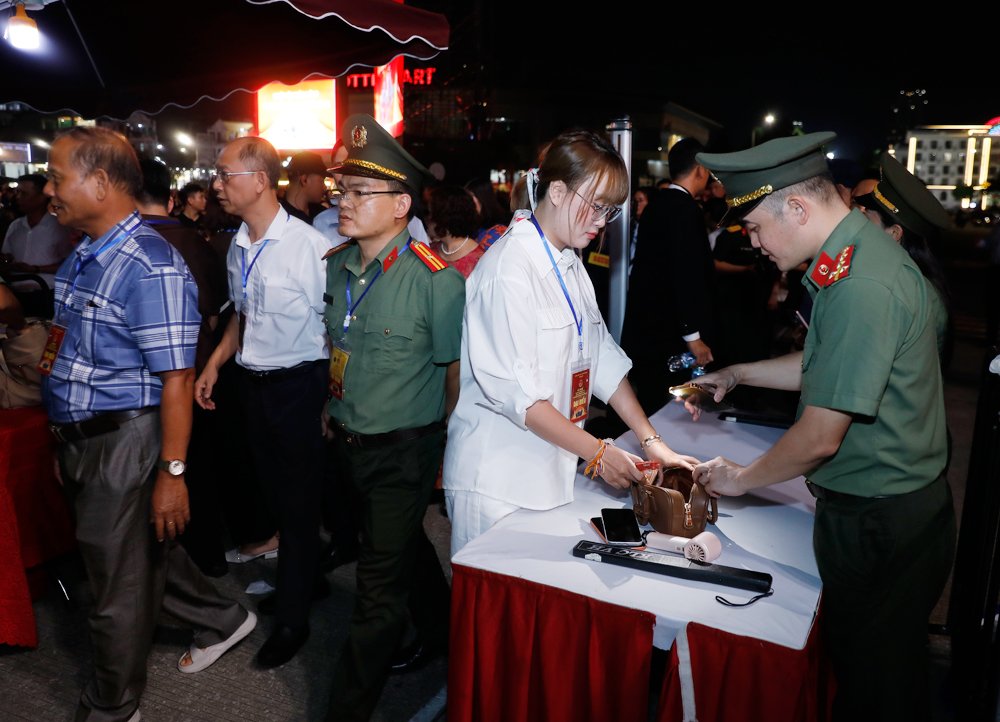Lực lượng an ninh làm nhiệm vụ bảo đảm an ninh trật tự tại khu vực tổ chức sự kiện. Lực lượng an ninh làm nhiệm vụ bảo đảm an ninh trật tự tại khu vực tổ chức sự kiện.