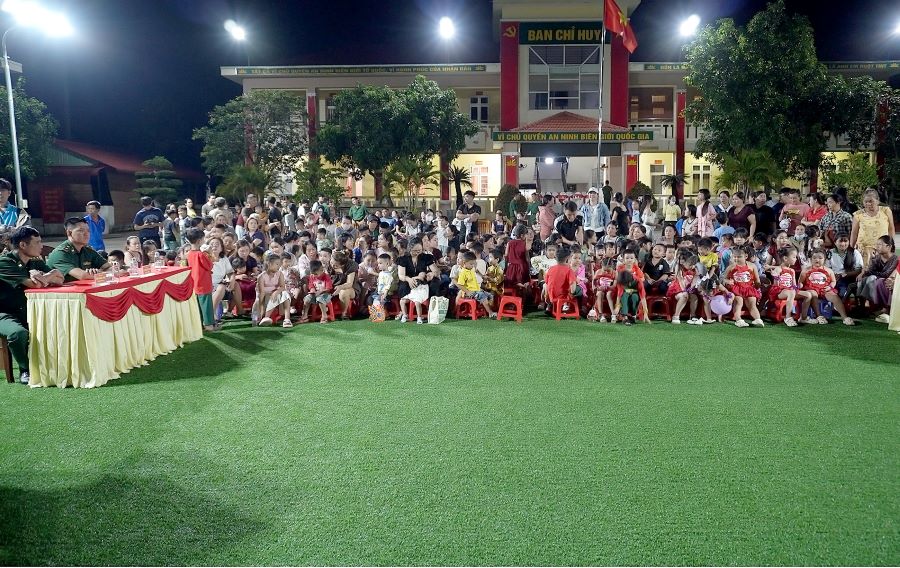 Đông đảo phụ huynh và các em học sinh tham dự chương trình Đông đảo phụ huynh và các em học sinh tham dự chương trình