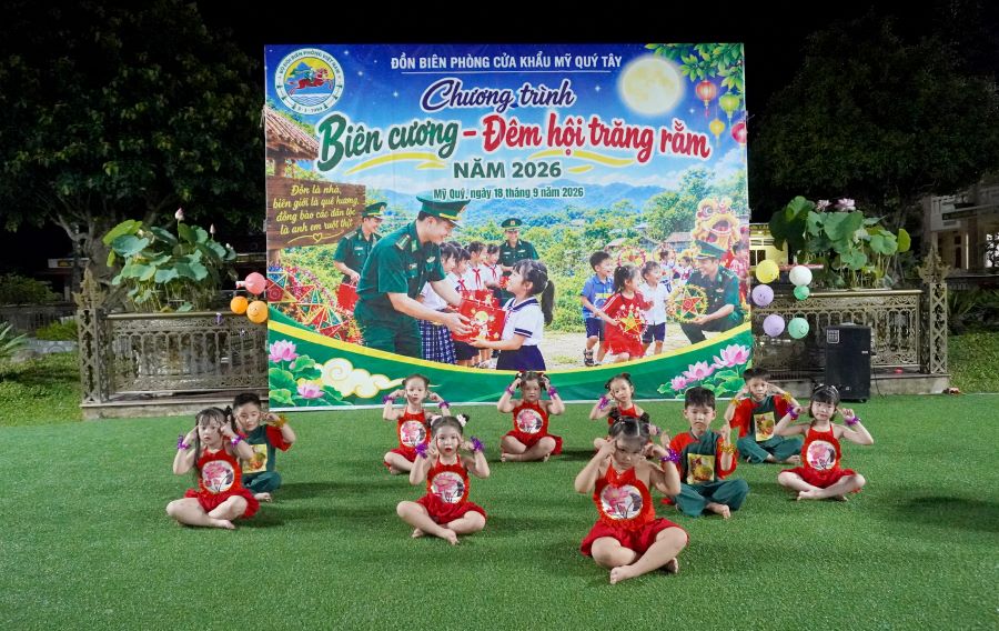 Một tiết mục văn nghệ do c&aacute;c em học sinh mầm non biểu diễn tại chương tr&igrave;nh