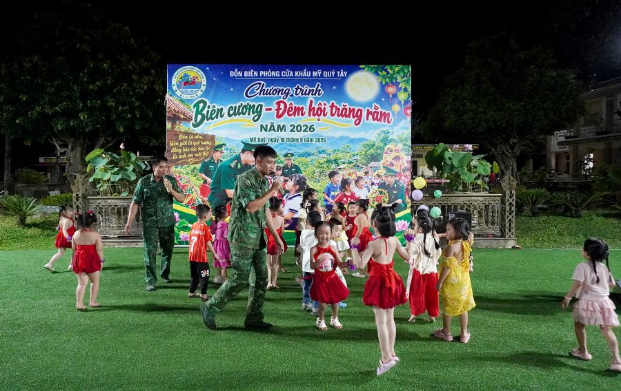 C&aacute;c ch&aacute;u học sinh vui chơi c&ugrave;ng c&aacute;n bộ, chiến sĩ đơn vị tại chương tr&igrave;nh