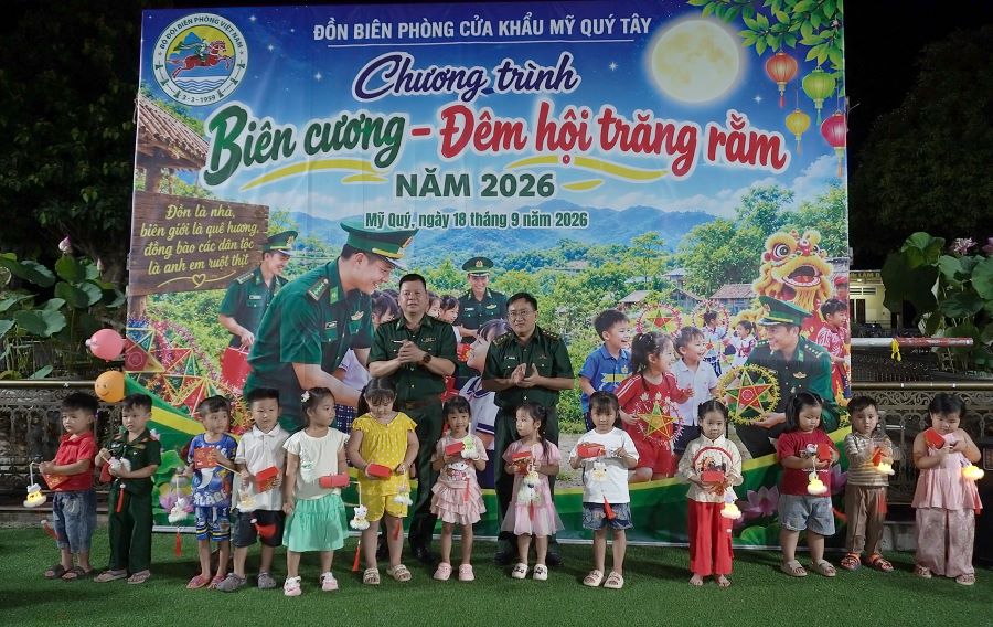 Thượng tá Lê Thành Nam, Phó Chủ nhiệm Chính trị Ban Chỉ huy Bộ đội Biên phòng tỉnh cùng Thượng tá Phạm Thành Trung, Đồn trưởng Đồn Biên phòng cửa khẩu Mỹ Quý Tây tặng quà cho các cháu thiếu nhi tại chương trình Thượng tá Lê Thành Nam, Phó Chủ nhiệm Chính trị Ban Chỉ huy Bộ đội Biên phòng tỉnh cùng Thượng tá Phạm Thành Trung, Đồn trưởng Đồn Biên phòng cửa khẩu Mỹ Quý Tây tặng quà cho các cháu thiếu nhi tại chương trình