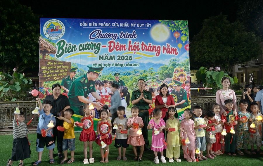 Qua Chương trình “Biên cương - Đêm hội trăng rằm, Ban Tổ chức đã trao tặng 340 suất quà Trung thu, gồm bánh Trung thu và đèn lồng, với tổng trị giá 34 triệu đồng Qua Chương trình “Biên cương - Đêm hội trăng rằm, Ban Tổ chức đã trao tặng 340 suất quà Trung thu, gồm bánh Trung thu và đèn lồng, với tổng trị giá 34 triệu đồng