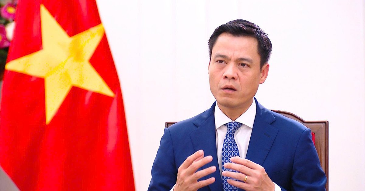 Thứ trưởng Ngoại giao Đặng Ho&agrave;ng Giang trả lời phỏng vấn b&aacute;o ch&iacute; về mục đ&iacute;ch, &yacute; nghĩa chuyến c&ocirc;ng t&aacute;c. (Ảnh: Hồng Qu&acirc;n)