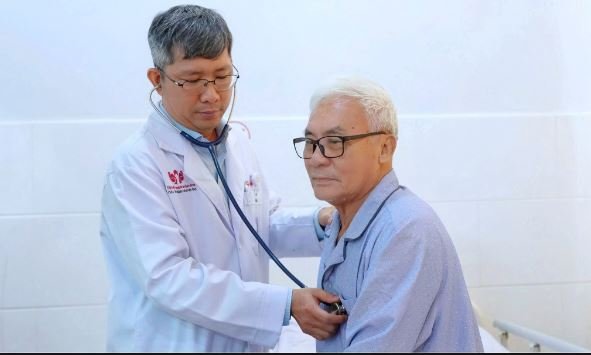 Bác sĩ thăm khám bệnh cho ông H.T.B Bác sĩ thăm khám bệnh cho ông H.T.B