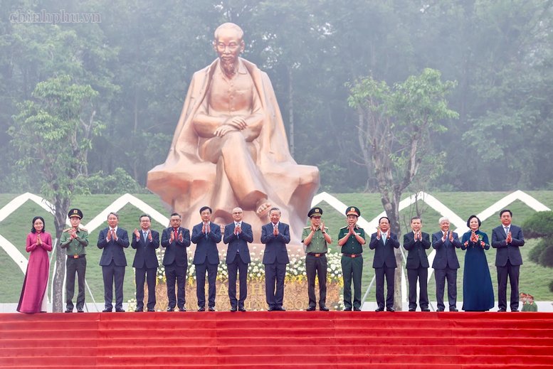 Tổng Bí thư, Chủ tịch nước Tô Lâm và các đại biểu tại Tượng đài Tổng Bí thư, Chủ tịch nước Tô Lâm và các đại biểu tại Tượng đài