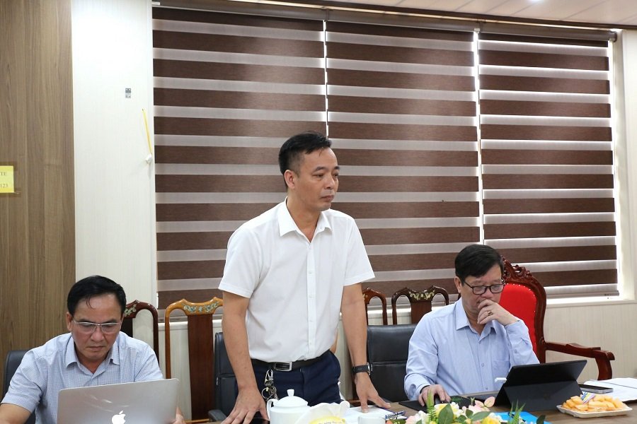 B&aacute;c sĩ Nguyễn Đức Quảng, Gi&aacute;m đốc Bệnh viện Phổi H&agrave; Tĩnh ph&aacute;t biểu tại buổi l&agrave;m việc