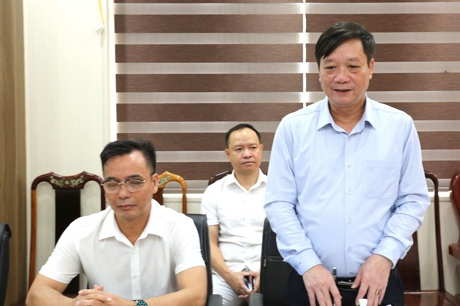 B&aacute;c sĩ Nguyễn Minh Đức, TUV, Gi&aacute;m đốc Sở Y tế H&agrave; Tĩnh ph&aacute;t biểu tại buổi l&agrave;m việc