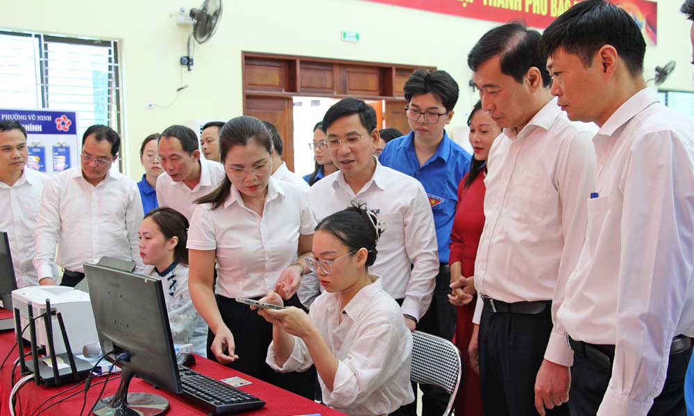 Các đại biểu theo dõi người dân thực hiện thủ tục hành chính trên cổng dịch vụ công trực tuyến tại điểm hỗ trợ Tổ dân phố Cô Mễ. Các đại biểu theo dõi người dân thực hiện thủ tục hành chính trên cổng dịch vụ công trực tuyến tại điểm hỗ trợ Tổ dân phố Cô Mễ.