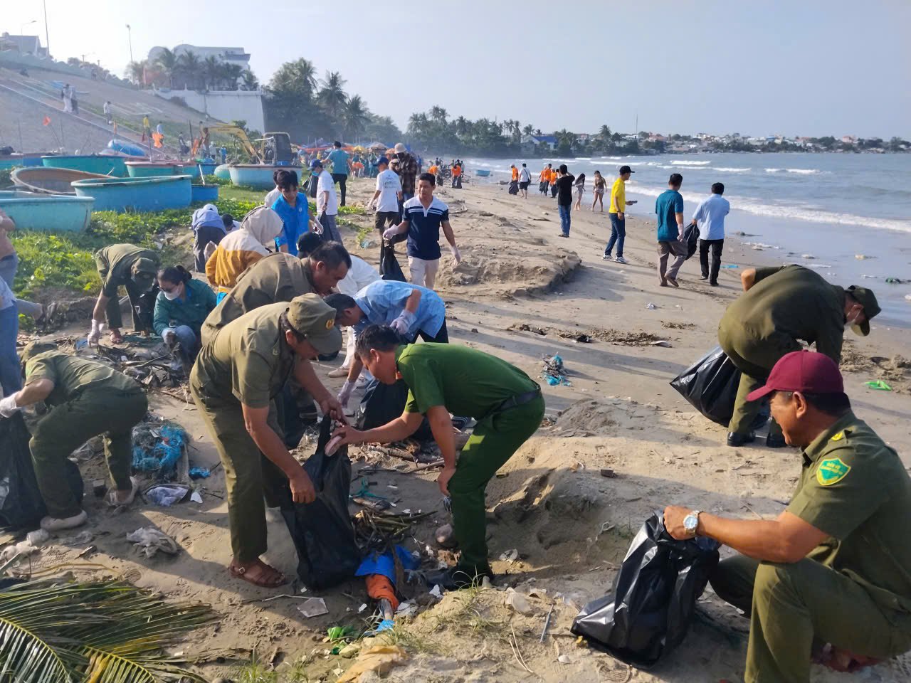 Các đơn vị ra quân thu gom rác, làm sạch bờ biển Mũi Né. Các đơn vị ra quân thu gom rác, làm sạch bờ biển Mũi Né.