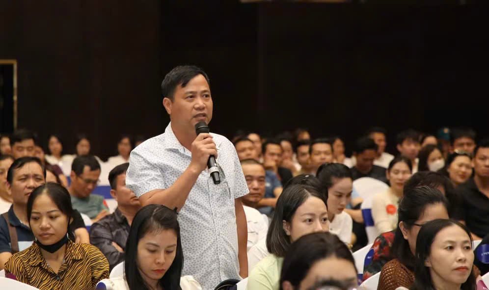 Nh&agrave; đầu tư thứ cấp ph&aacute;t biểu tại cuộc họp