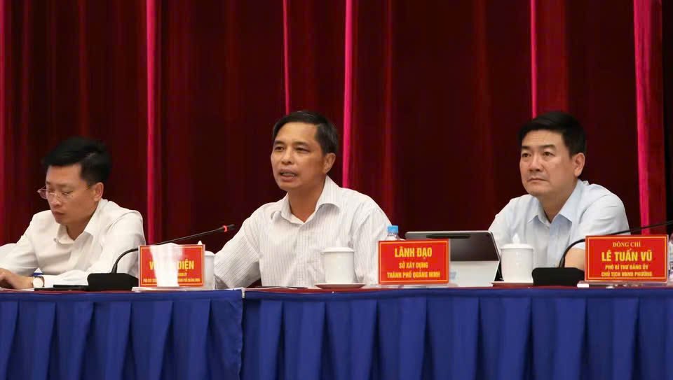&Ocirc;ng Vũ Văn Diện, Ph&oacute; Chủ tịch Thường trực UBND th&agrave;nh phố Quảng Ninh, ph&aacute;t biểu tại cuộc họp