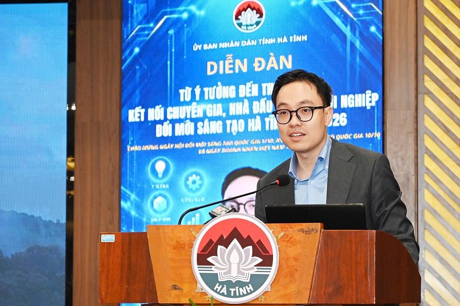 Diễn giả B&ugrave;i Đức Anh trao đổi tại diễn đ&agrave;n