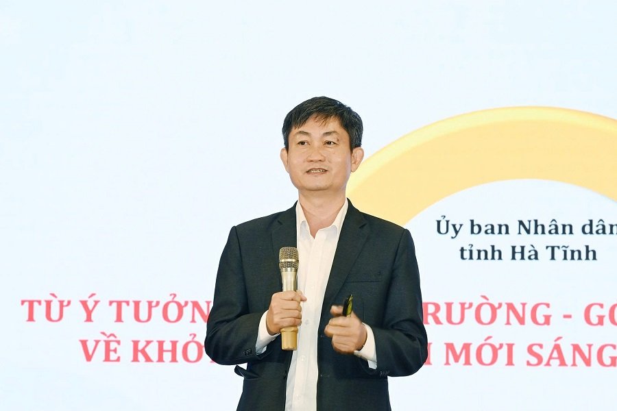 TS. Ng&ocirc; Đắc Thuần trao đổi tại diễn đ&agrave;n