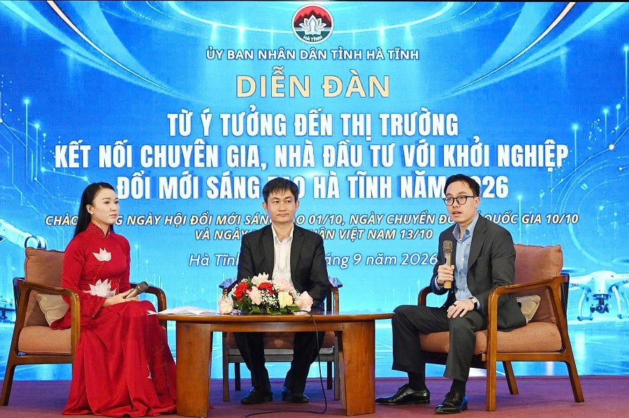 C&aacute;c diễn giả trao đổi trực tiếp tại diễn đ&agrave;n