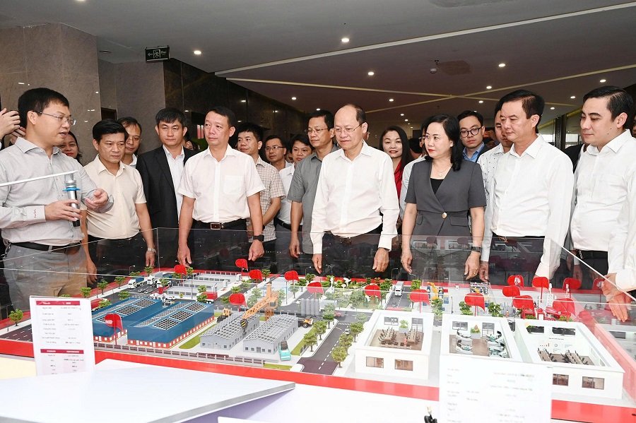 L&atilde;nh đạo tỉnh v&agrave; đại biểu tham quan, trải nghiệm kh&ocirc;ng gian giới thiệu, trải nghiệm giải ph&aacute;p c&ocirc;ng nghệ