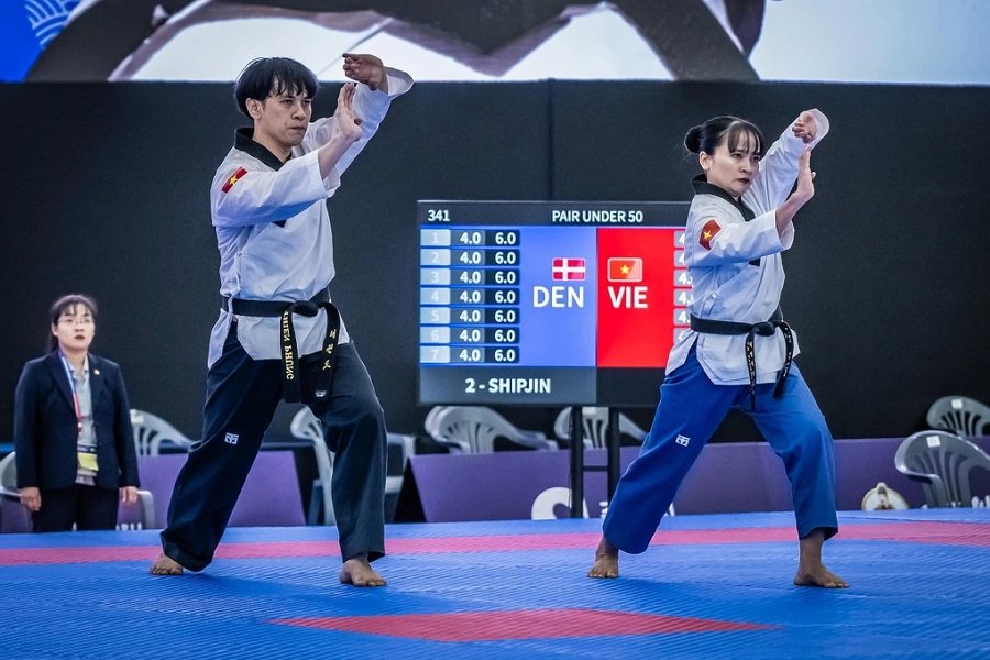Hai VĐV Thiên Phụng và Lê Kim Taekwondo (Lâm Đồng) xuất sắc giành HCV nội dung quyền tiêu chuẩn đôi nam nữ U50. (Ảnh: Trung tâm Huấn luyện và Thi đấu Thể thao tỉnh Lâm Đồng) Hai VĐV Thiên Phụng và Lê Kim Taekwondo (Lâm Đồng) xuất sắc giành HCV nội dung quyền tiêu chuẩn đôi nam nữ U50. (Ảnh: Trung tâm Huấn luyện và Thi đấu Thể thao tỉnh Lâm Đồng)
