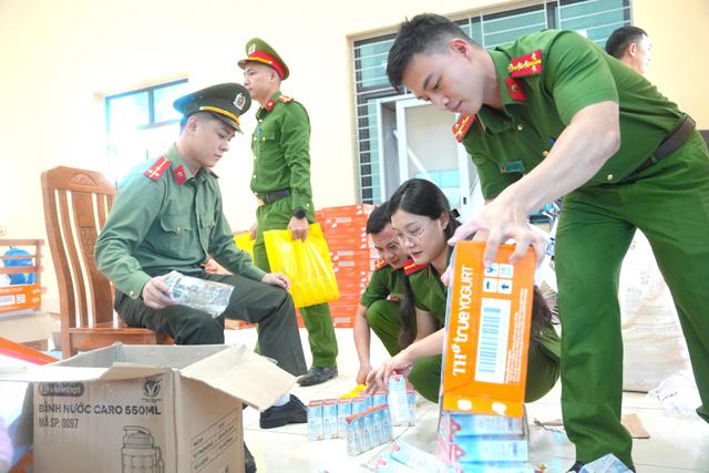 Lực lượng Công an xã hỗ trợ đoàn thiện nguyện chuẩn bị các suất quà cho đêm phá cỗ. Lực lượng Công an xã hỗ trợ đoàn thiện nguyện chuẩn bị các suất quà cho đêm phá cỗ.