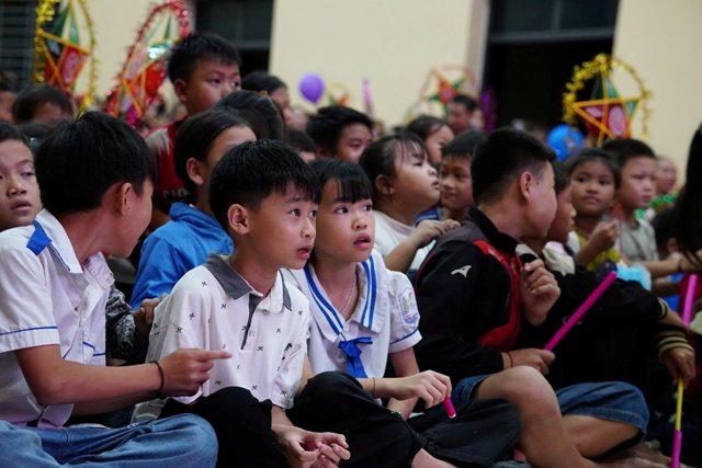 Hàng trăm học sinh vùng biên Nghệ An nhận quà Trung thu. Hàng trăm học sinh vùng biên Nghệ An nhận quà Trung thu.